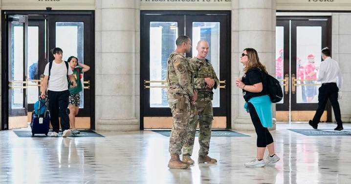 Signaling collaboration, DC mayor orders emergency operations center kept open to work with feds