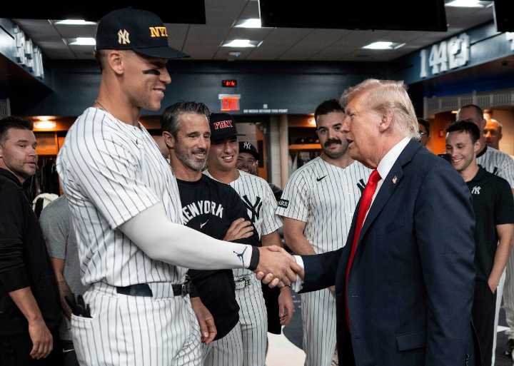 Trump meets with Yankees, makes prediction in clubhouse moment