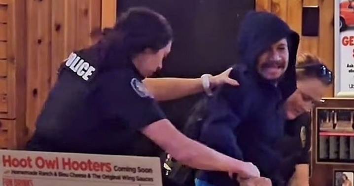 'Useless' cops slammed as hero bloke steps in to tackle unruly Hooters customer