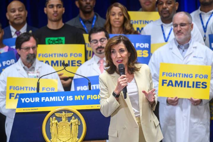 Rechaza Hochul arremetida del ICE en comunidades de NY