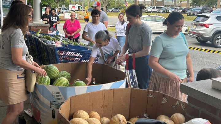 Morris' Interfaith Food Pantry teams with local farms for food drop
