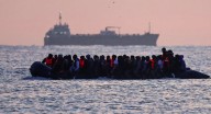 Reino Unido: Primer migrante deportado a Francia bajo el acuerdo "uno entra, uno sale"