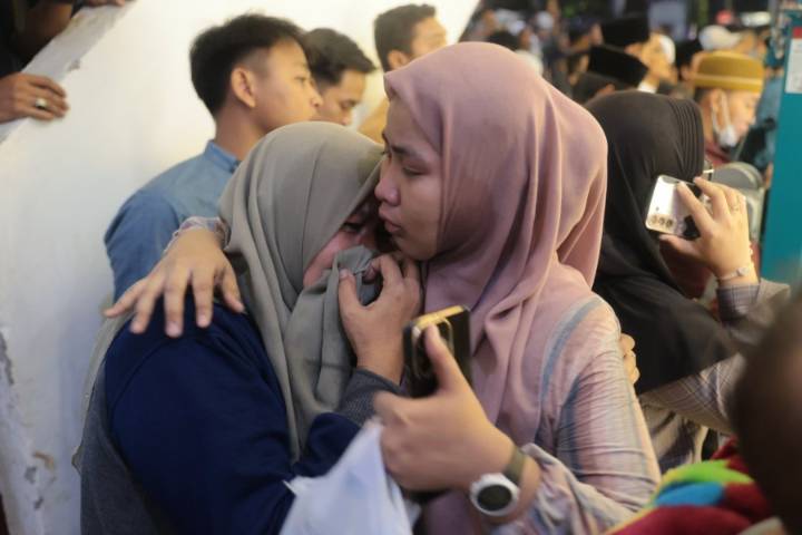 Rescuers run oxygen to survivors in Indonesia school building collapse that buried dozens
