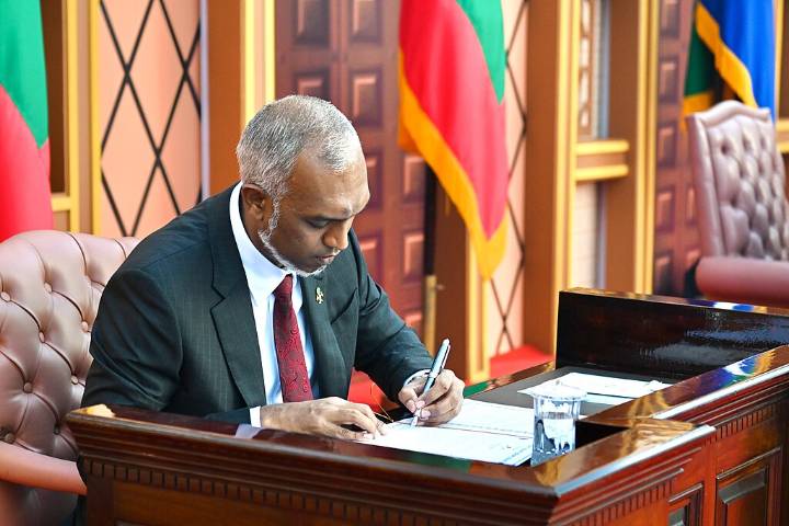Maldives president signs controversial media bill into law