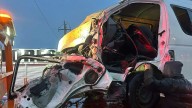 Choque entre camión de paquetería y transporte de personal deja un hombre prensado y cuatro lesionados al sur de la capital