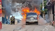 ¡Infernal incendio en Coapinole! Camioneta termina reducida a chatarra ardiente