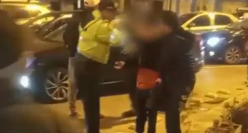 Chorrillos: Sicarios acribillan a colectivero y venezolana frente a la comisaría Criminales esperaron que el semáforo esté en rojo para abrir fuego contra sus víctimas. Una pasajera, que iba en la par