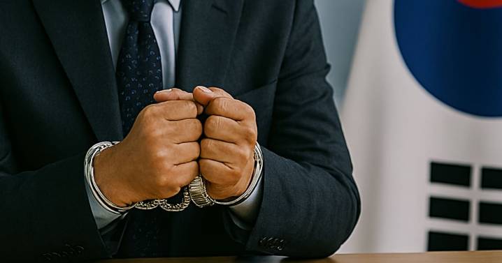 Padre e hijo condenados por amenazar con un arma a compañera de trabajo tras sospechas de infidelidad