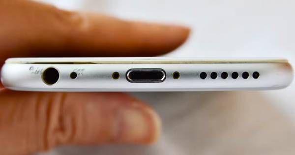 Qué son los orificios junto al cargador del celular y para qué sirven realmente