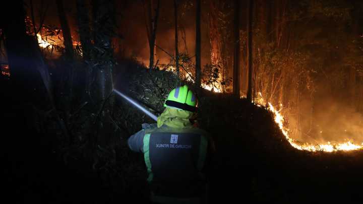 Cinco brigadistas resultan heridos de gravedad en un incendio forestal en Barreiros, Lugo