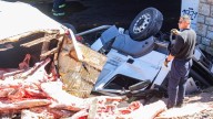 Un camión lleno de carne cayó del Acceso Este y convocaron a Infantería para evitar robos