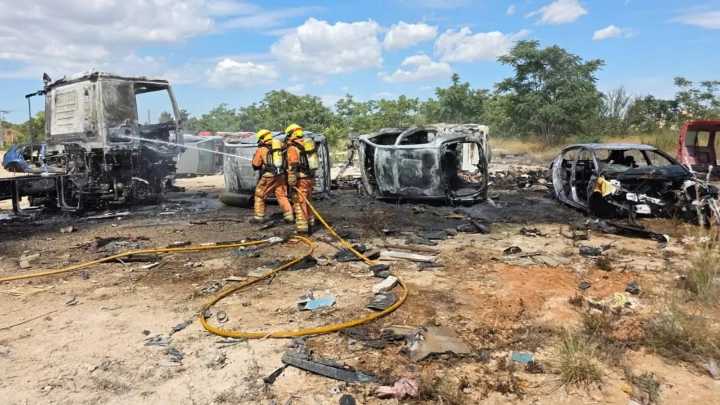 Arden un camión y cuatro coches en un desgüace de la dana en Riba
