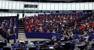 Un centenar de eurodiputados y Ribera visten de rojo en protesta por Gaza en debate de UE