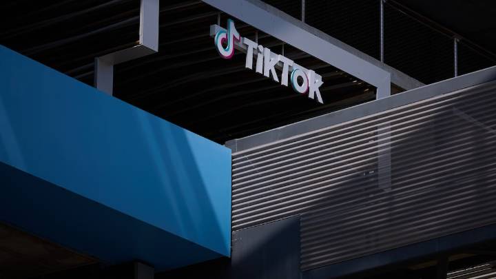 Facua denuncia a TikTok por vender un GPS para "cazar" a "mujeres infieles"