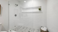 Ni sal ni amoníaco: adiós a la ducha atascada con los 2 ingredientes que te ayudarán a tener el desagüe como nuevo