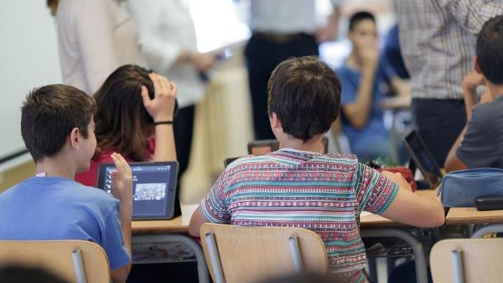 Entra en vigor la estrategia para reducir el uso de pantallas en las aulas de la Región