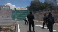 Padres de los 43 bloquean autopista del Sol; normalistas lanzan petardos a cuartel militar