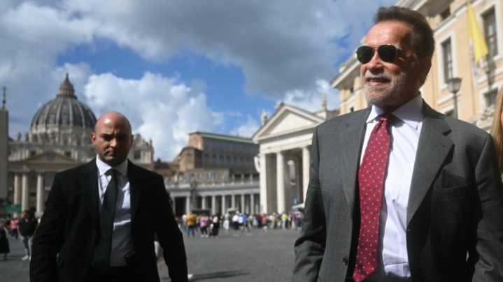 Schwarzenegger llama desde el Vaticano a erradicar la contaminación, "que mata a niños"