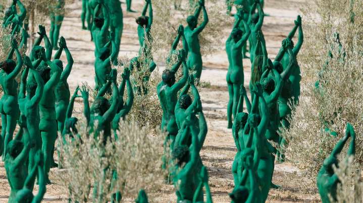 Un millar de voluntarios posan desnudos y de verde para la última obra de Spencer Tunick
