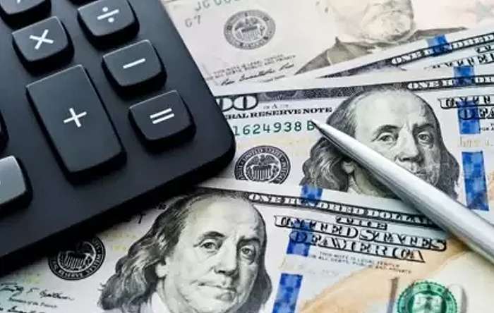 El dólar oficial frenó la caída previa y cerró casi sin cambios, ante una nueva intervención oficial