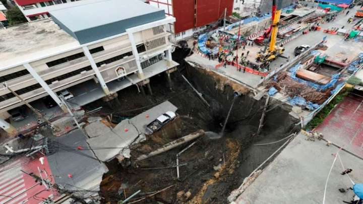 Se abre gigantesco hundimiento frente a un hospital en Tailandia