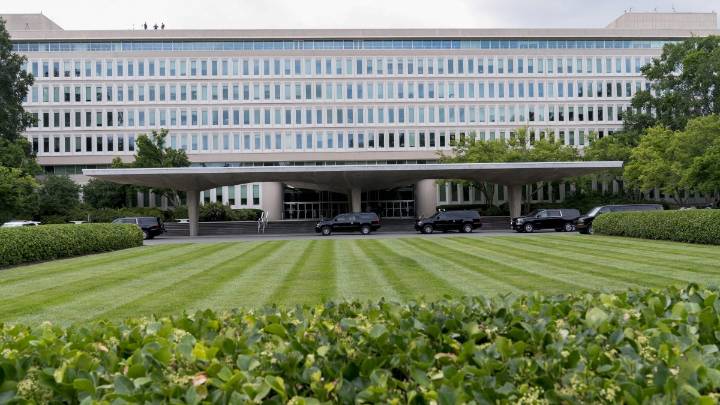 Construction workers fleeing ICE raid climb fences around CIA headquarters