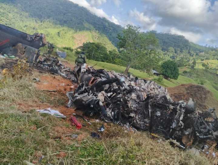 Alerta máxima en Colombia: ataque con dron derriba helicóptero policial y militantes son retenidos en Guaviare