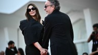 Tim Burton y Monica Bellucci se separaron: el fin de una relación que nació en una premiación