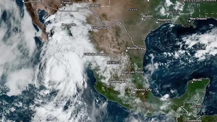 Huracán Lorena se debilita pero mantiene alerta en costas del Pacífico