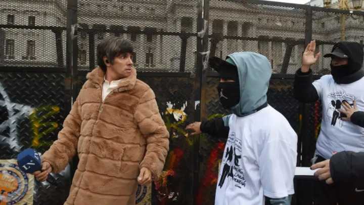 Agreden a Robertito Funes Ugarte durante la marcha por el triple femicidio