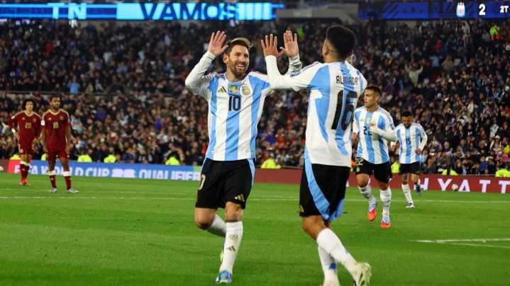Messi se despidió en el Monumental con doblete a Venezuela y una ovación histórica