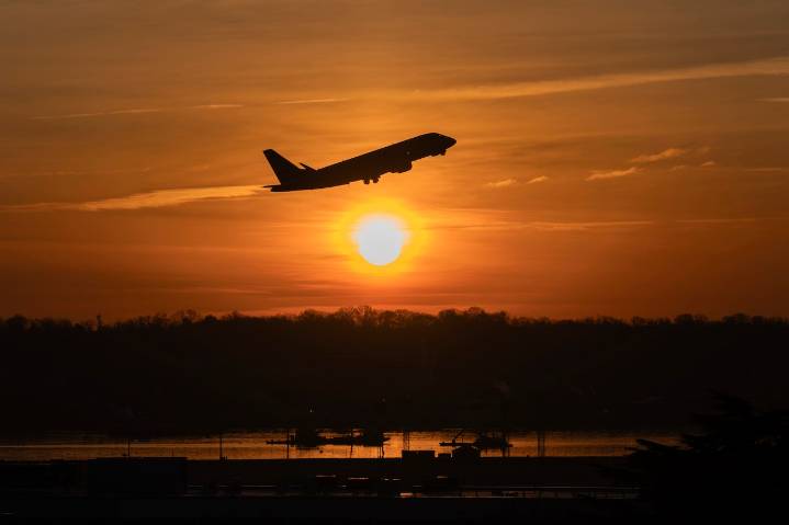 FAA warns passengers to leave all carry-ons behind in event of evacuation