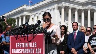Víctimas de Epstein exigen justicia en Washington ante la resistencia de la Administración Trump de publicar los documentos