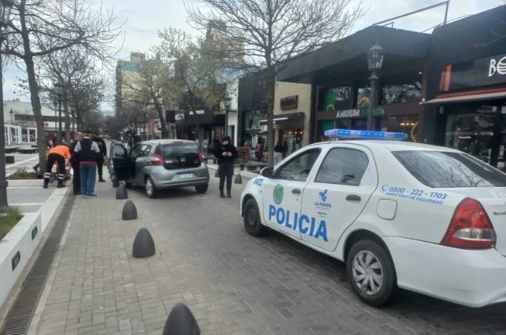 Chocó contra un bolardo en la semipeatonal y tuvo que recibir atención médica