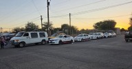 Taxistas invaden vialidad en el tianguis de La Tortuga