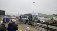 Ate: valla metálica atraviesa bus de transporte público y dos pasajeros fallecen 
