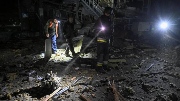 Rusia ataca Ucrania con uno de los mayores ataques aéreos de la guerra, causando cuatro muertos y decenas de heridos