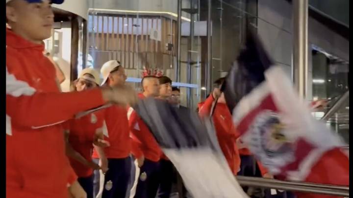 Serenata rojiblanca: la afición de Chivas arropa al equipo antes del Clásico Nacional