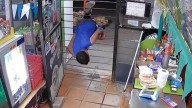 Quiso robar un minimarket, pero quedó atascado en la ventana
