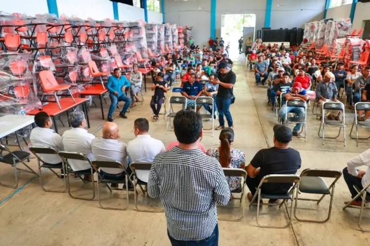 Disputan IEEPO y S-22 autoría de entrega de insumos y mobiliario