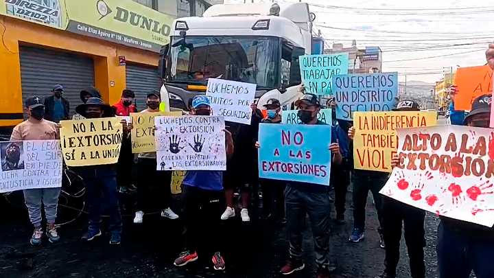 Protestan vendedores de llantas y autopartes contra casos de extorsión en Miraflores
