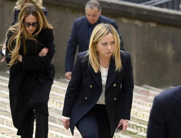 Giorgia Meloni se indigna por que un sitio publicó supuestas imágenes manipuladas con IA de ella y su hermana