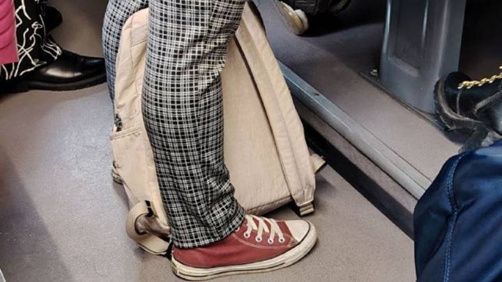 Falso que los pasajeros no podrán subir cargando su mochila al Metrobús de la CDMX