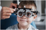 Regreso a clases 2025: alertan sobre síntomas de problemas visuales en niños