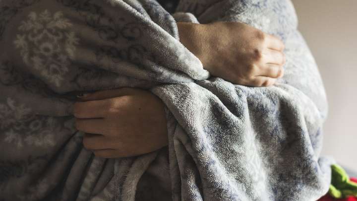 Nueva tendencia viral: meterse bajo una manta para reducir la ansiedad… ¿qué dice la ciencia?
