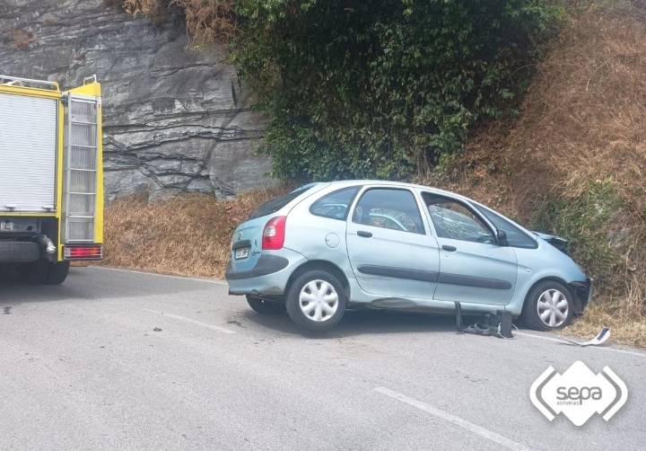 Tres heridos al chocar un coche contra un talud en Luarca