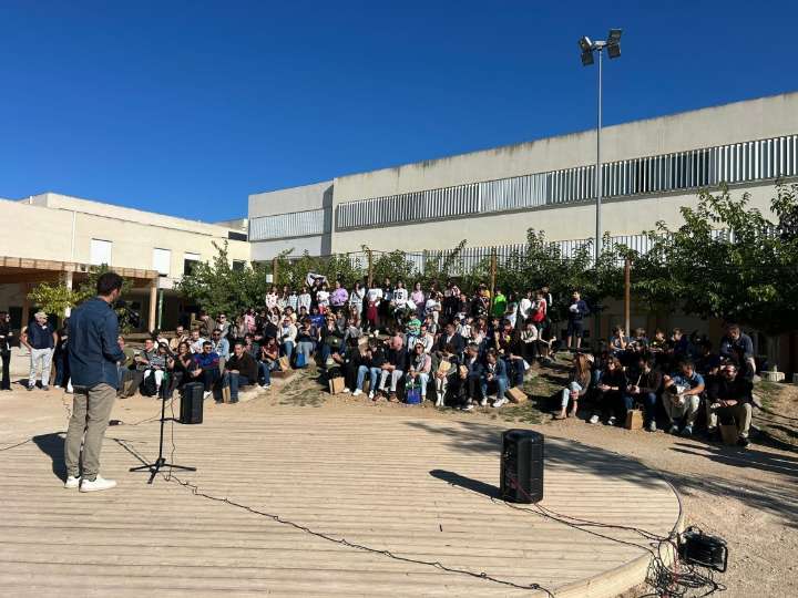 El CEIP Juan Sobrarias muestra su patio renaturalizado a expertos de Cardimed