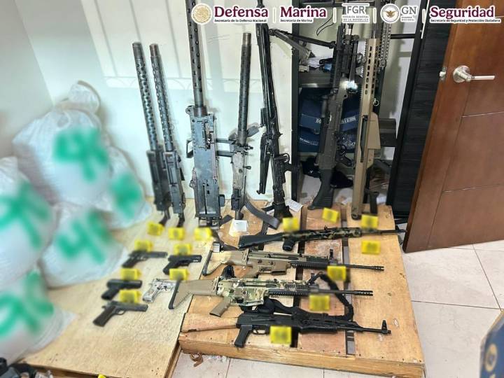 Aseguran arsenal, drogas y equipo táctico tras cateo en Culiacán