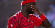 Frances Tiafoe rompe su raqueta tras perder en primera ronda en Tokio; Shapovalov también cae