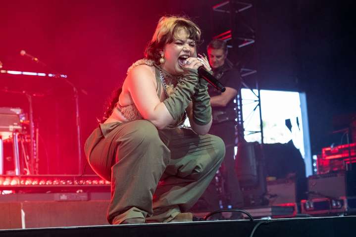 Popular pop singer collapses mid-song during New York show, leaving fans stunned
